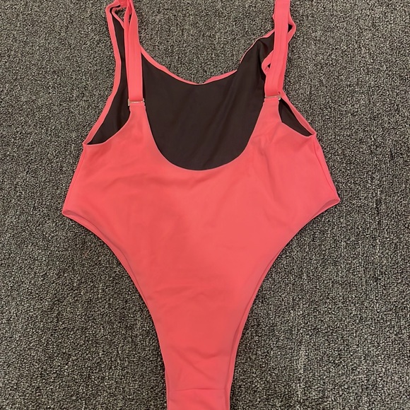 Reversible one piece coral to black small to medium. Adjustable straps - Picture 2 of 3